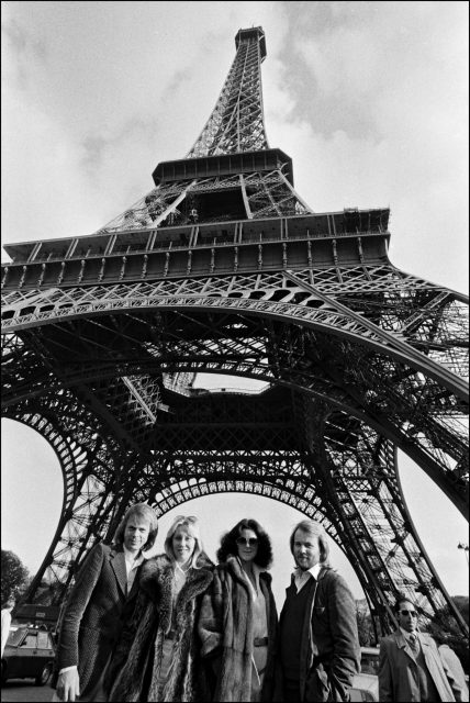 Abba poses under the Eiffel Tower 