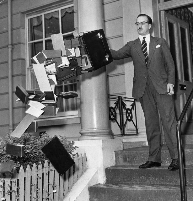 Inventor Rinfret demonstrating his anti-bandit bag. (Photo Credit: Fred Mott/Evening Standard/Getty Images)