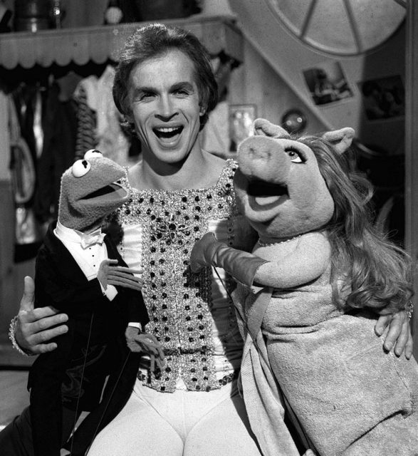 Ballet dancer Rudolf Nureyev with Muppets Kermit the Frog and Miss Piggy (Photo Credit: PA Images via Getty Images)