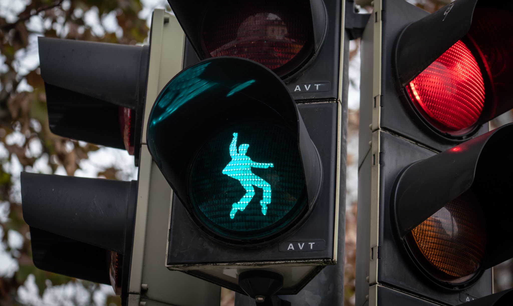 December 2018, Hessen, Friedberg: A little traffic light man in the shape of a dancing Elvis Presely lights up at a pedestrian traffic light at Elvis Presley Square. The 