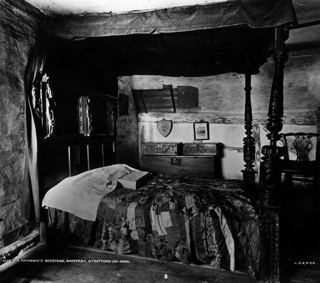 circa 1900: The bed in Anne Hathaway’s cottage in Shottery, a village near Stratford-on-Avon. (Photo Credit: London Stereoscopic Company/Hulton Archive/Getty Images)