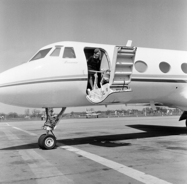 Sinatra's plane lowering the stairs