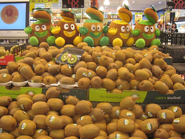 (Photo Credit: Dom Pates – Stacked kiwi fruit, CC BY 2.0, via Wikimedia Commons)