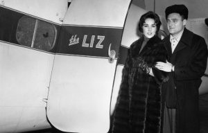 Liz Taylor and Richard Burton getting on a plane