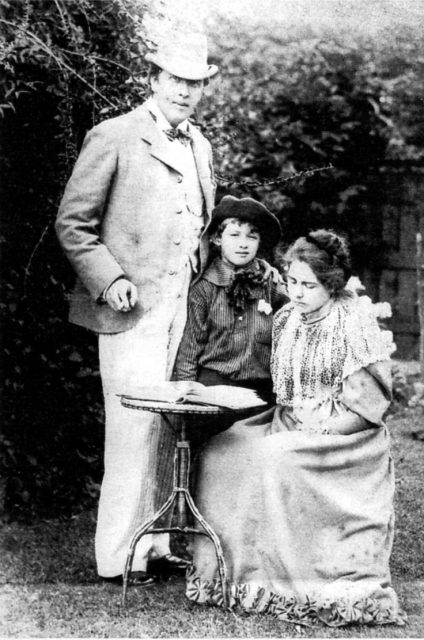 Oscar, Constance and Cyril Wilde 1892 (Photo Credit: Unknown author –  Public Domain, accessed via Wikimedia Commons)