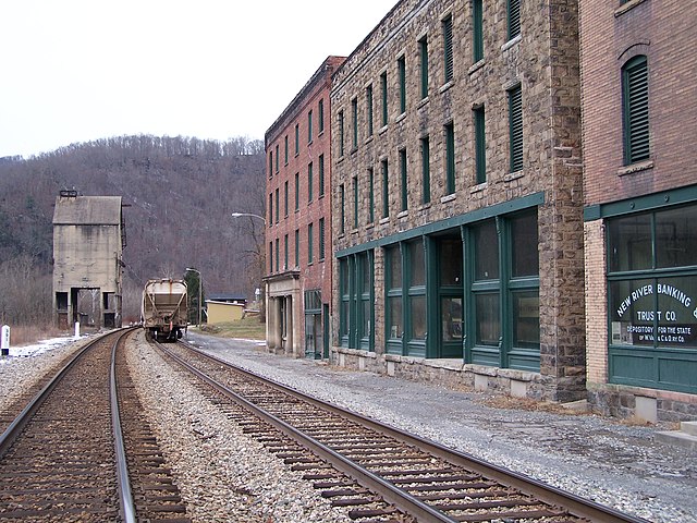 Thurmond's main street in front of railroad tracks