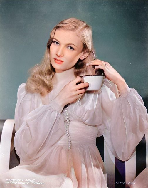 Veronica Lake dipping her hair into a teacup