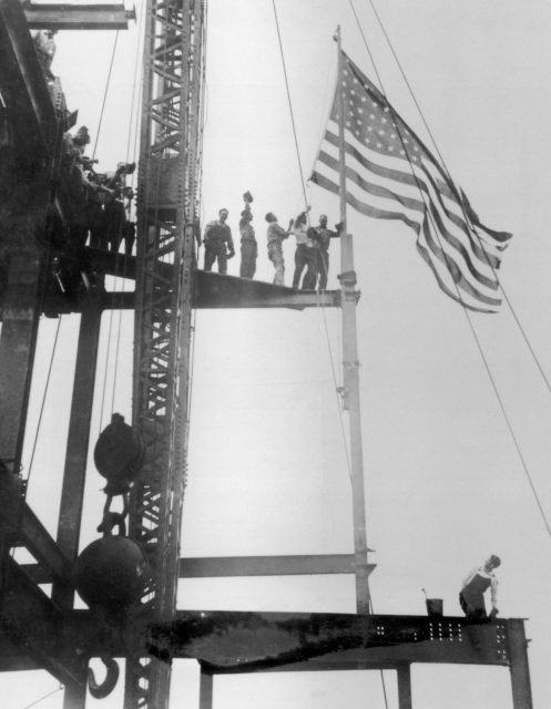 Construction workers on Empire State Building 