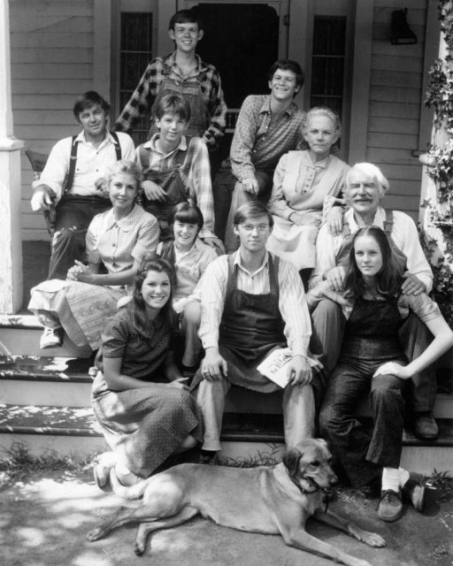 The cast of the US TV series ‘The Waltons’ in a promotional portrait, circa 1975.  (Photo Credit: Silver Screen Collection/Getty Images)