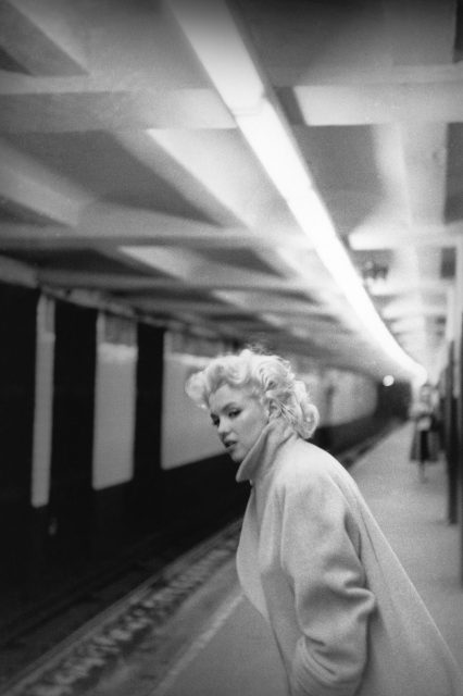 Marilyn Monroe waiting for subway 