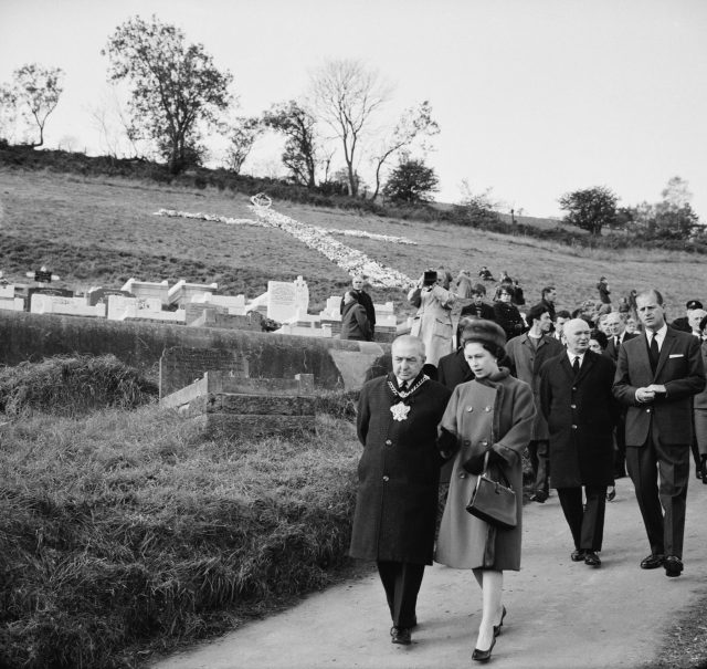 Queen Elizabeth in Aberfan 