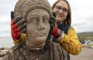 Woman holding an ancient Roman bust