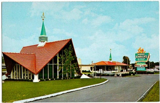 Postcard featuring the exterior of a Howard Johnson's restaurant and motor lodge