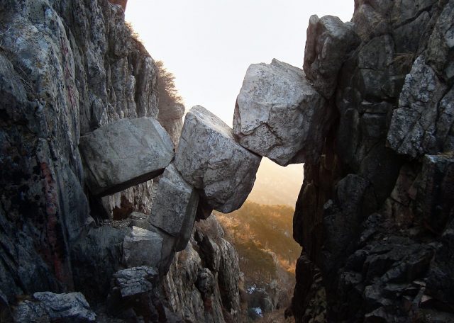 Immortal Bridge – Mt Tai.(Photo Credit: Pfctdayelise, CC BY-SA 2.5)