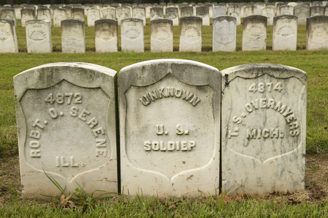 headstones for unknown soldiers