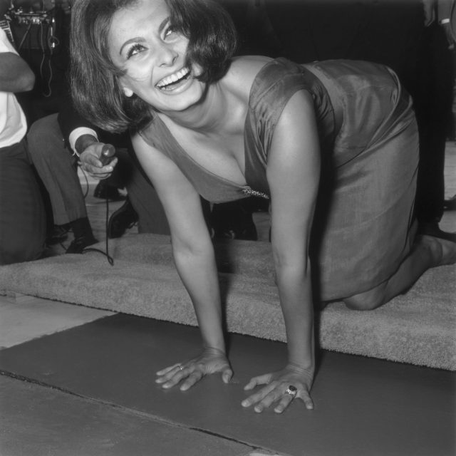 Sophia Loren leaves her imprint at Grauman Chinese Theater 