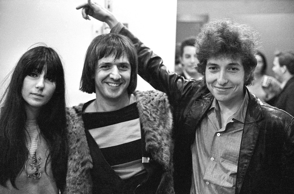 NEW YORK - 1965: Bob Dylan holds his arm up to embrace pop duo Sonny and Cher as they pose for a portrait at Atlantic Studios in 1965 in New York City, NY (Photo by Don Paulsen/Michael Ochs Archives/Getty Images)