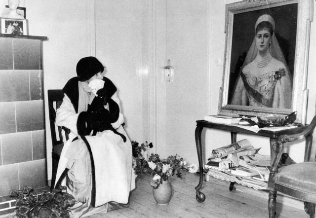 Anna Anderson in front of a portrait of Grand Duchess Anastasia 