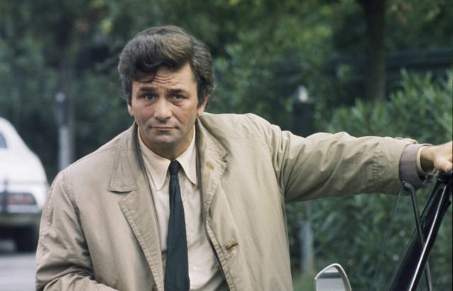 Columbo standing near his car on the set