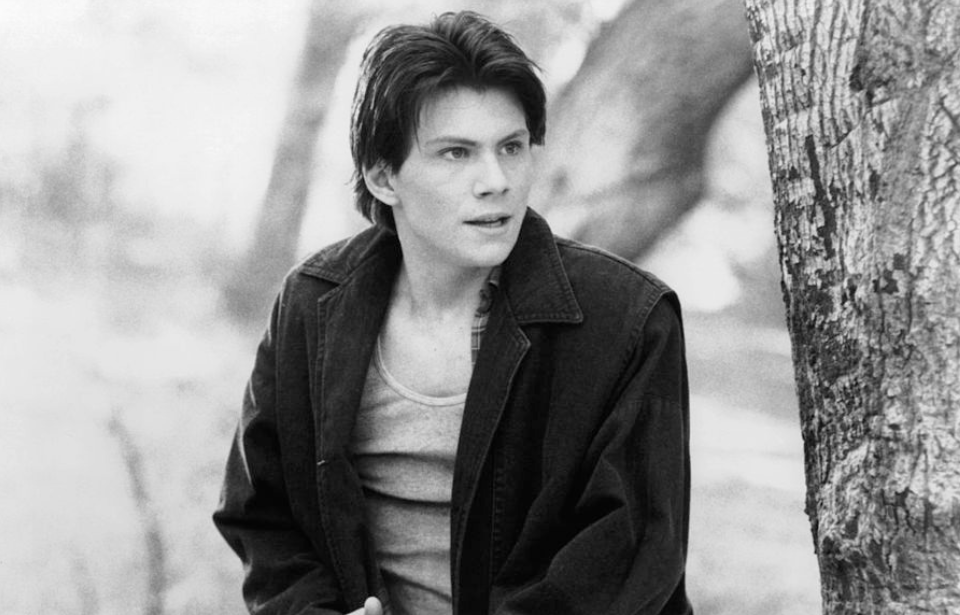 Christian Slater holding gun in a scene from the film 'Heathers', 1988. (Photo by New World Pictures/Getty Images)