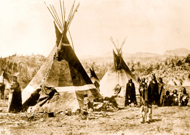 Shoshoni teepees 1900 