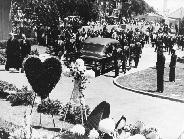 Mourners arriving for the burial of Marilyn Monroe