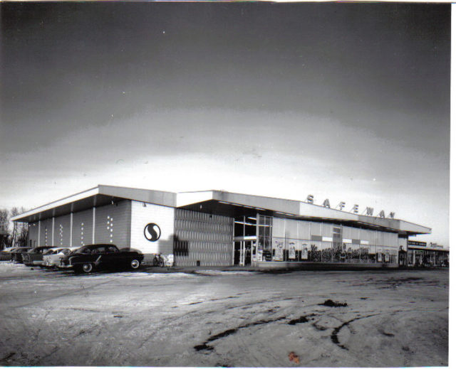 The exterior of a Safeway grocery store in 1961.