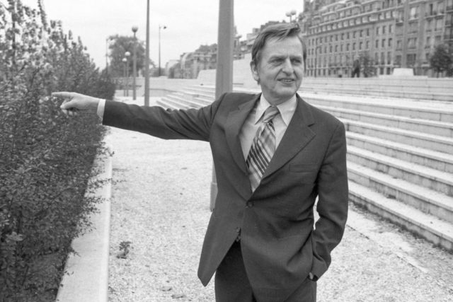 Olof Palme points to something out of frame