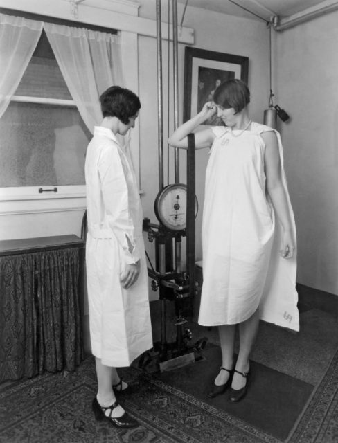 A female patient uses a machine to test arm strength at the Battle Creek Sanitarium 