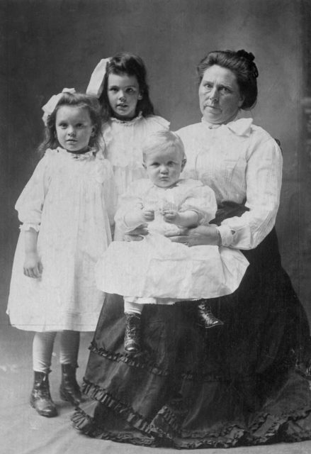 Black and white portrait of Belle Gunness with 3 of her children.