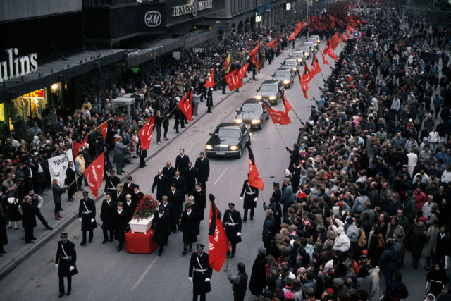 Masses of people watch the funeral procession for Olof Palme