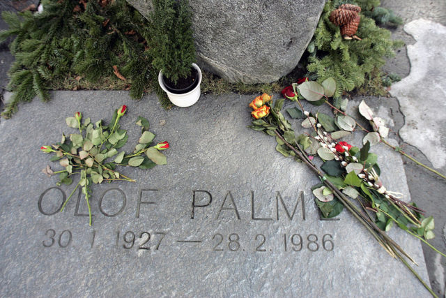 The grave of Olof Palme strewn with flowers