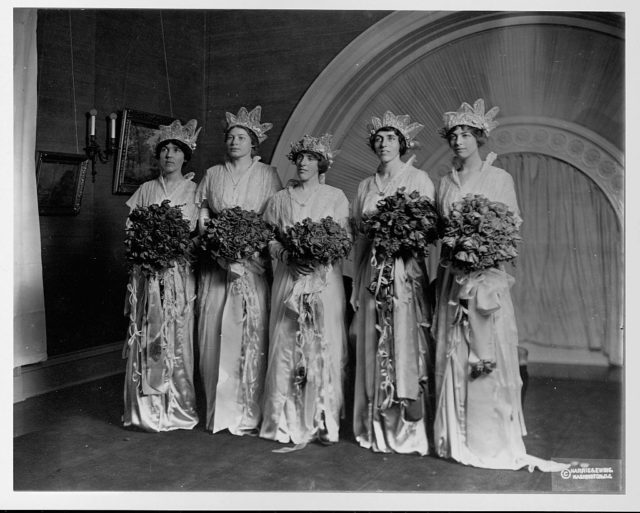 A bride and 4 bridemaids wearing the same outfit