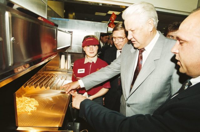 Boris Yeltsin checking out a McDonald's kitchen