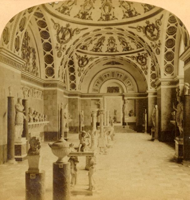 Hall filled with Greek and Roman statues