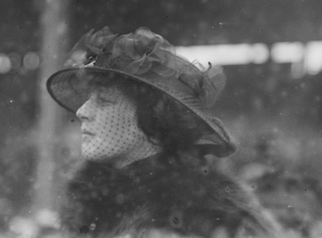 A photograph of Madeleine Astor taken in 1915.