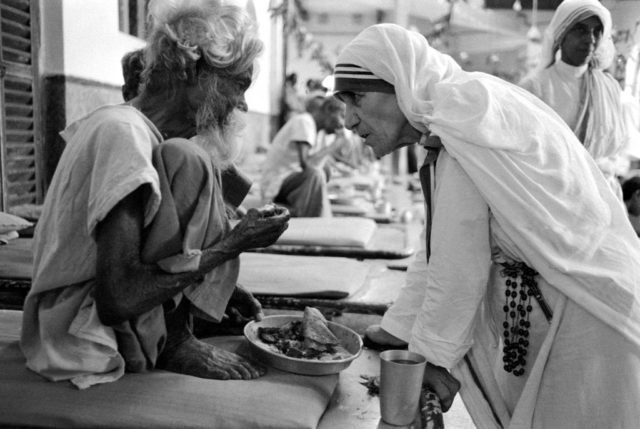 Mother Teresa with a patient in Calcutta 