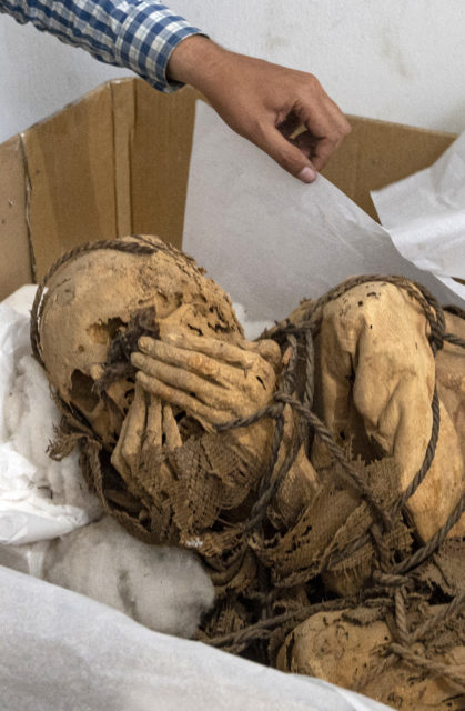 The mummy found at Cajamarquilla with its hands covering its face