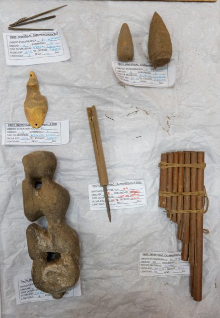 Artifacts found with the mummy as Cajamarquilla