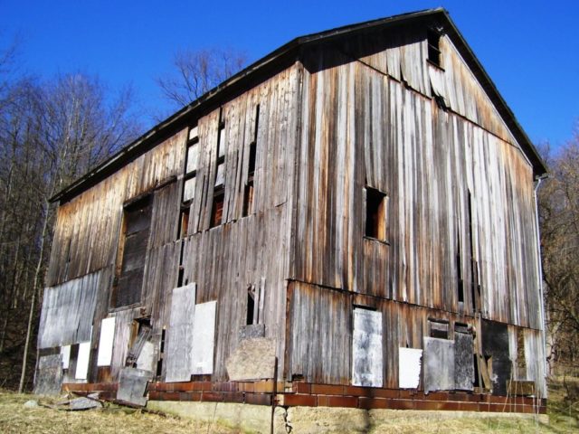 An abandoned barn