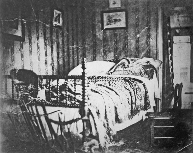 A photograph of Lincoln's death bed.