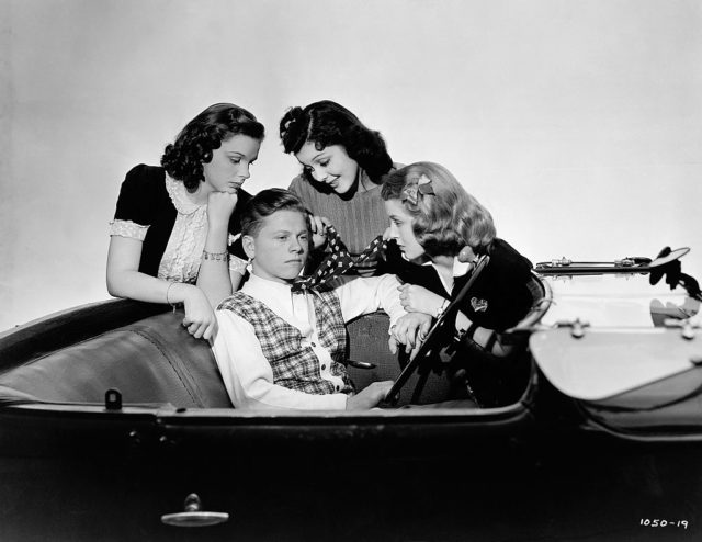 Judy in a car with Mickey Rooney and other actors