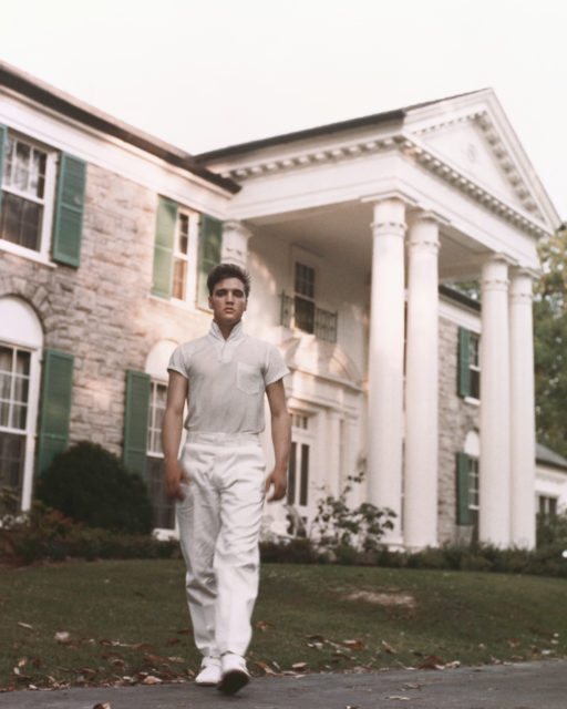 Elvis in front of his Graceland home
