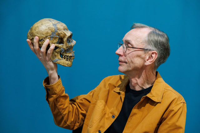 Photo of Svante Pääbo with Neanderthal skull