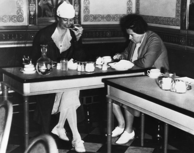 Eleanor Roosevelt and Lorena Hickok eating lunch at a table