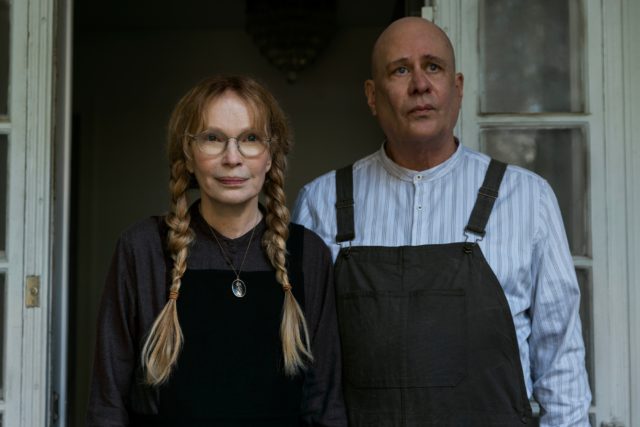 Mia Farrow and Terry Kinney in 'The Watcher'