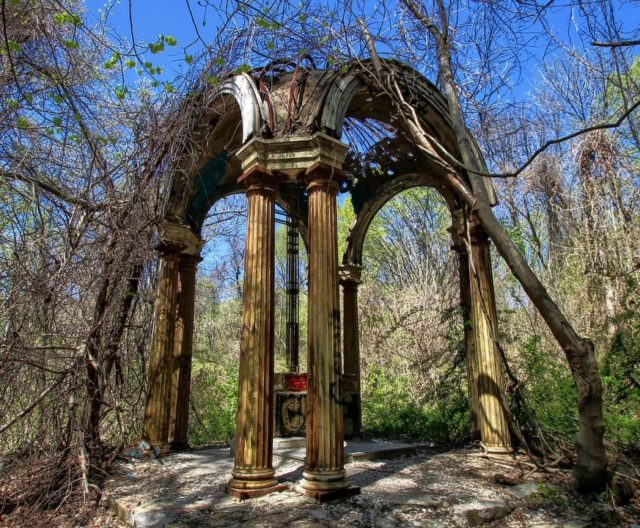 The arch of the old 'hell house altar' in the chapel of St Mary's