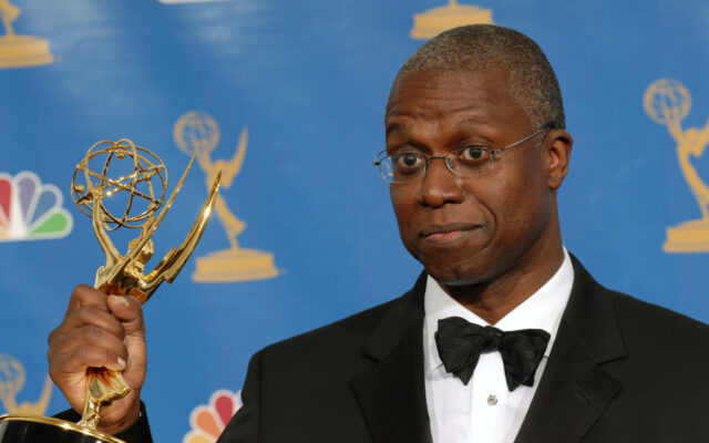 Andre Braugher holding up his Emmy Award