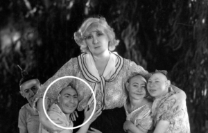 Still of Schlitzie and other actors in 'Freaks'