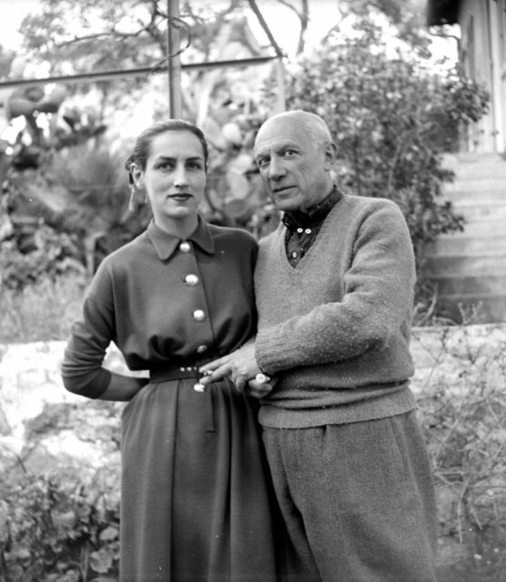 Françoise Gilot and Pablo Picasso standing outside
